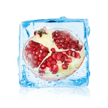 Buz küpündeki taze nar beyazı izole eder.