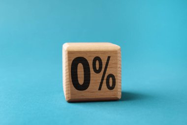 Komisyon yok. Yüzde işareti olan küp ve açık mavi arkaplanda 0