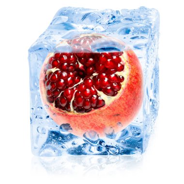 Buz küpündeki taze nar beyazı izole eder.