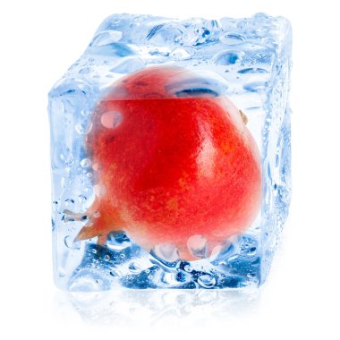 Buz küpündeki taze nar beyazı izole eder.