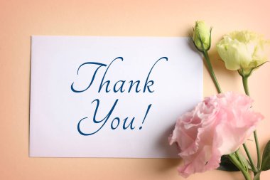 Teşekkür kartı ve çiçekler pembe bej arka plan, üst manzara