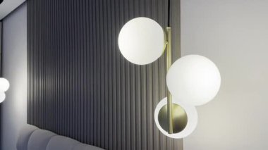 Odada asılı şık parlak kolye lambaları