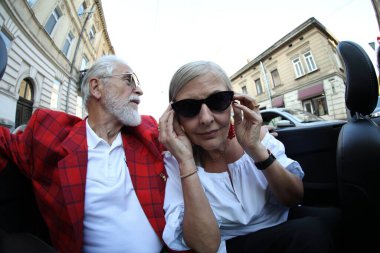 Üst düzey bir çift şehirde gezintiyi seviyor, geniş açılı mercek.