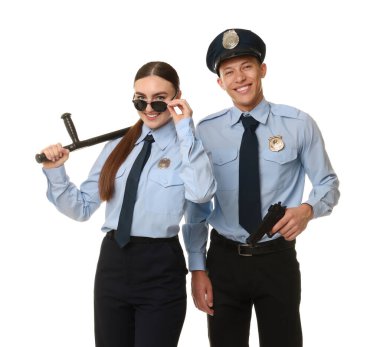 Beyaz arka planda copu ve silahı olan genç bir kadın polis ve polis.