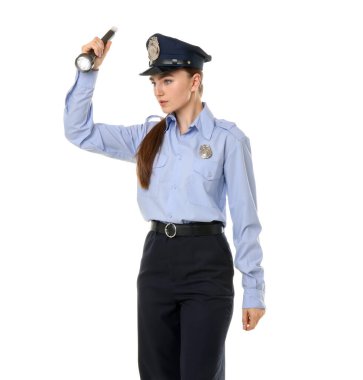 Beyaz arka planda el feneri olan üniformalı genç bir kadın polis.