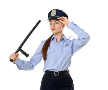 Beyaz arka planda copu olan üniformalı genç bir kadın polis.