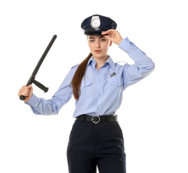 Beyaz arka planda copu olan üniformalı genç bir kadın polis.