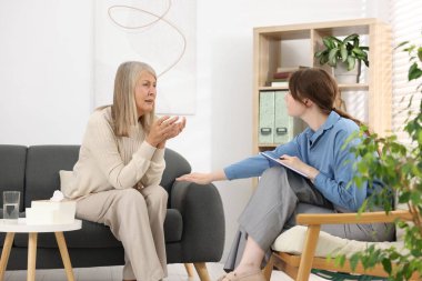 Ofiste hastayla çalışan profesyonel psikoterapist.