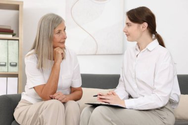 Ofiste hastayla çalışan profesyonel psikoterapist.