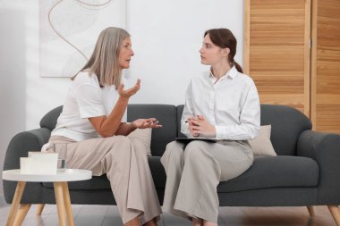 Ofiste hastayla çalışan profesyonel psikoterapist.