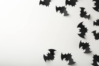 Cadılar Bayramı dekoru. Siyah kağıt yarasalar beyaz arka planda, düz yerde. Metin için boşluk