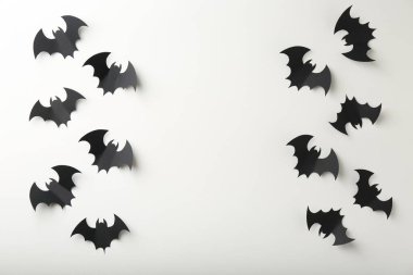 Cadılar Bayramı dekoru. Siyah kağıt yarasalar beyaz arka planda, düz yerde. Metin için boşluk