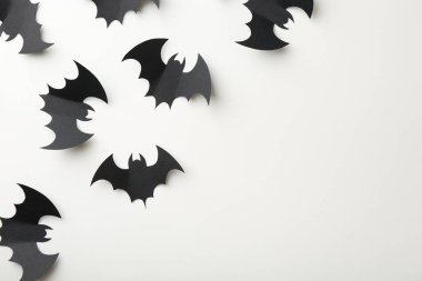 Cadılar Bayramı dekoru. Siyah kağıt yarasalar beyaz arka planda, düz yerde. Metin için boşluk