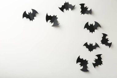 Cadılar Bayramı dekoru. Siyah kağıt yarasalar beyaz arka planda, düz yerde. Metin için boşluk