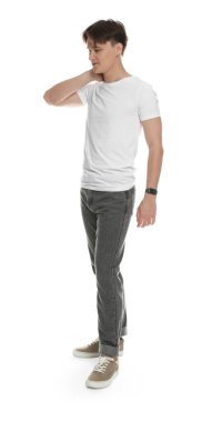 Beyaz arka planda şık kotlu adam