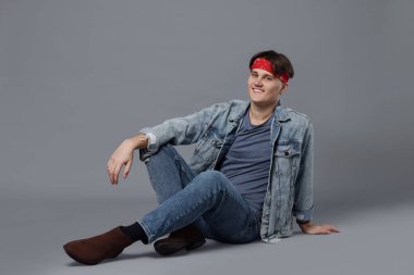 Gri arka planda şık kotlu adam.