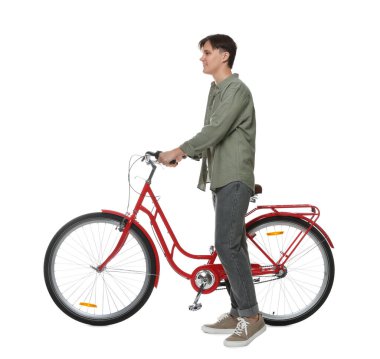 Beyaz arka planda kırmızı bisikletli yakışıklı bir adam.