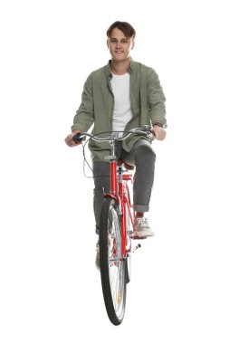 Beyaz arka planda kırmızı bisiklete binen yakışıklı adam.