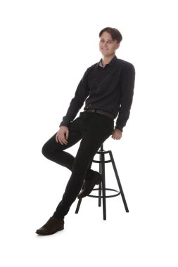 Beyaz arka planda kotlu bir adam var.