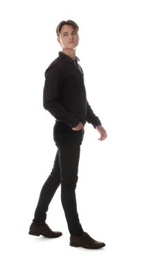 Beyaz arka planda şık kotlu adam