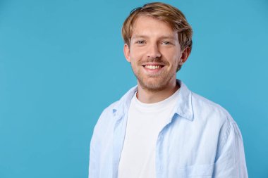 Açık mavi arkaplanda mutlu bir adamın portresi, metin için boşluk