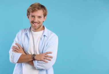 Açık mavi arkaplanda mutlu bir adamın portresi, metin için boşluk