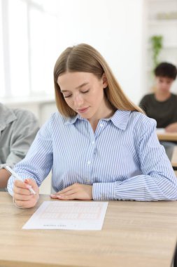 Tahta masada sınava giren öğrenciler, seçici odaklanma