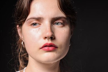 Üzgün kadın siyah arka planda ağlıyor, yakın plan