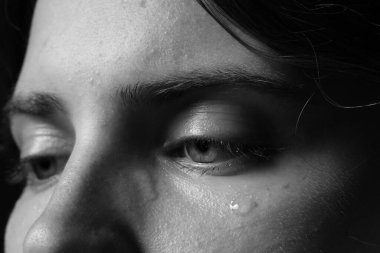 Üzgün genç bir kadının ağlayışını yakından görmek. Siyah ve beyaz etkisi