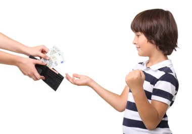 Anne oğluna beyaz arka planda cep harçlığı veriyor, yakın plan.