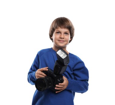 Meslek seçimi. Kameralı küçük çocuk beyaz arka planda fotoğrafçı gibi davranıyor.