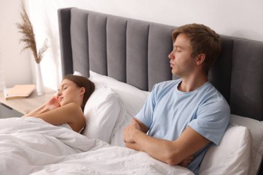 Evde birbirini görmezden gelerek kavga eden çiftleri gücendirdim.