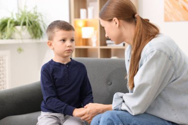 Annesi evde üzgün oğluyla el ele tutuşmuş.