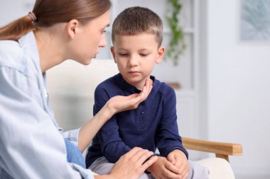 Anne, üzgün oğlunu evde destekliyor.