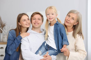 Oğlunun ailesiyle birlikte evde kıdemli bir kadın.