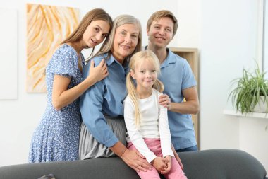 Oğlunun ailesiyle birlikte evde kıdemli bir kadın.