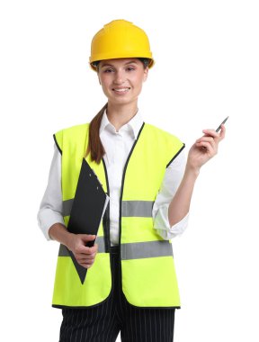 Beyaz arka planda panosu olan sert şapkalı mühendis portresi ve yansıtıcı yelek