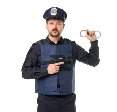 Beyaz arka planda elleri kelepçeli, üniformalı bir polis.
