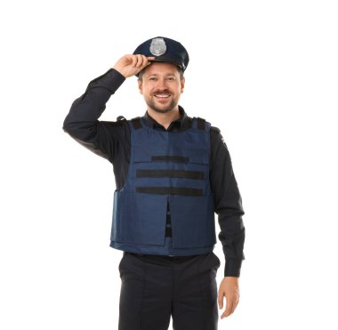 Beyaz arka planda poz veren üniformalı bir polis.