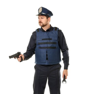 Beyaz arka planda silah ve el feneri olan üniformalı bir polis.
