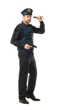 Beyaz arka planda silah ve el feneri olan üniformalı bir polis.