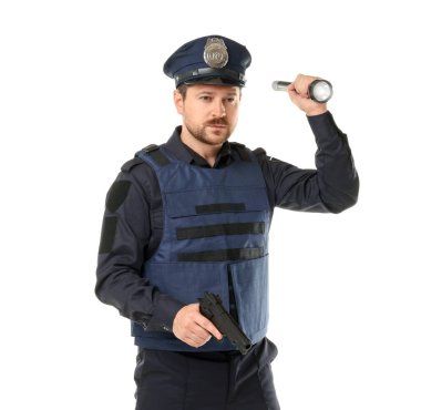 Beyaz arka planda silah ve el feneri olan üniformalı bir polis.
