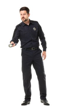 Beyaz arka planda el feneri olan üniformalı bir polis.