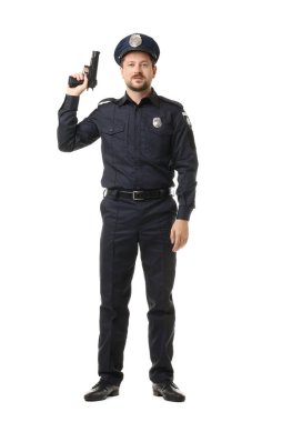 Beyaz arka planda silahlı üniformalı bir polis.