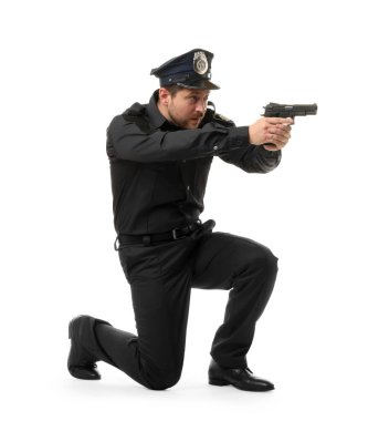 Beyaz arka planda silahlı üniformalı bir polis.