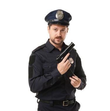 Beyaz arka planda silahlı üniformalı bir polis.