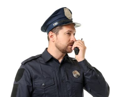 Beyaz arka planda telsizi olan üniformalı bir polis.
