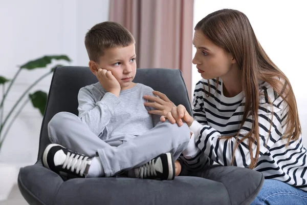 Anne, üzgün oğlunu evde destekliyor.