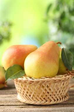 Tahta masada taze olgun armutlar, yakın plan.