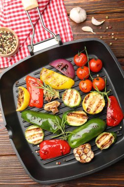 Tavada ızgara sebze ve baharat, ahşap masa, düz yatıyordu.